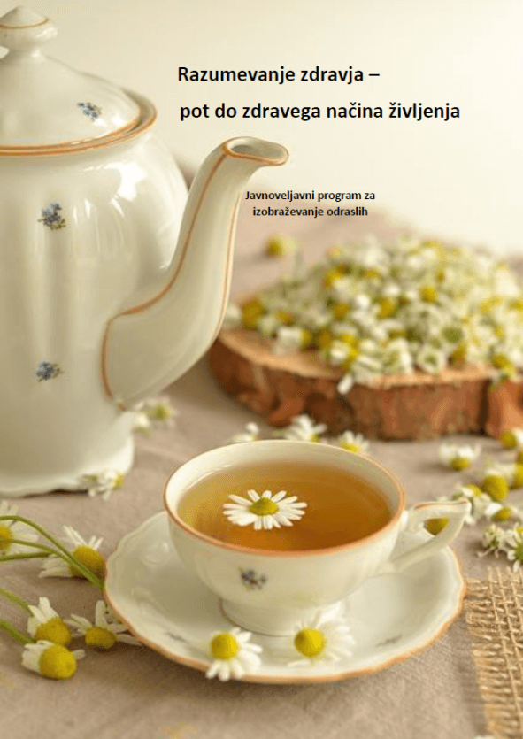 Naslovnica javnoveljavnega programa za odrasle z naslovom Razumevanje zdravja – pot do zdravega načina življenja. Na fotografiji je čajnik, skodelica s čajem in cvetovi kamilic. 
