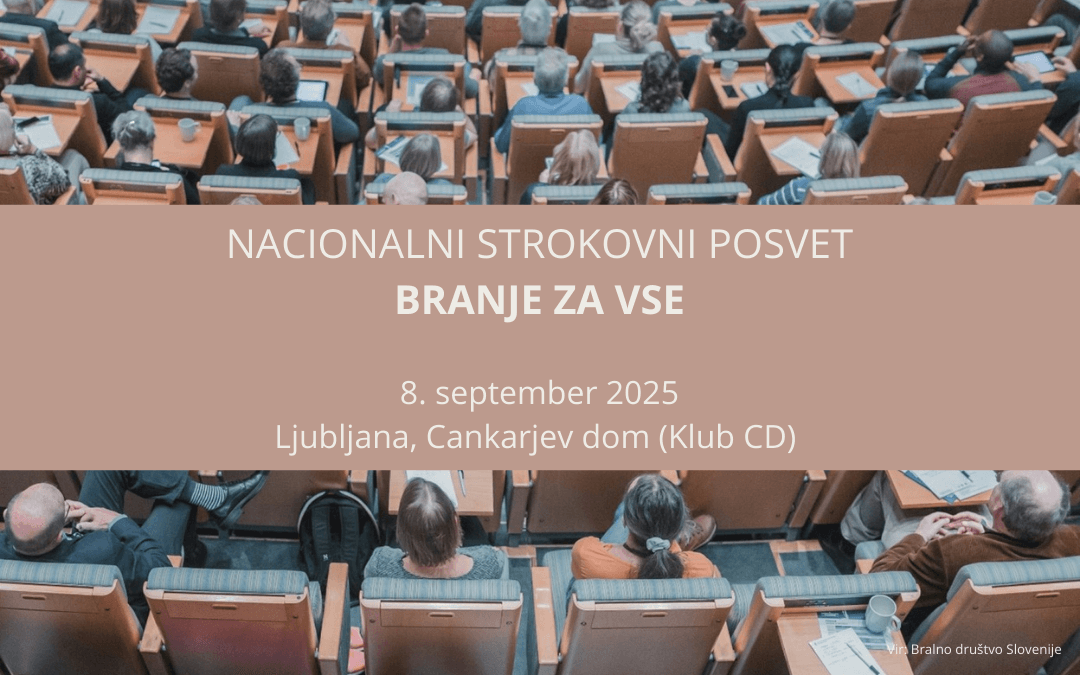 Fotografija polne predavalnice z napisom, ki vabi na Nacionalni strokovni posvet Branje za vse.