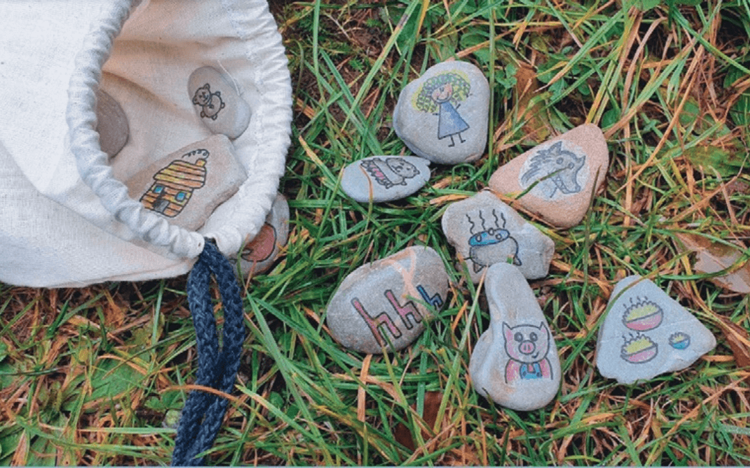 Na travi je položena vrečka s porisanimi kamni.