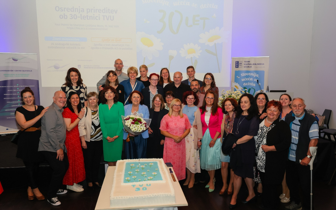 The empoyees of the SIAE posing in front of the celebration cake