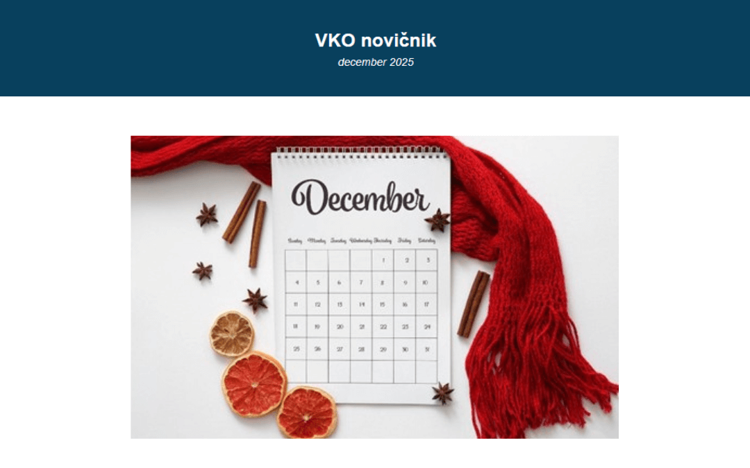 VKO_novicnik-122025 Naslovna slika VKO novičnika december 2025, na kateri je koledar za december, cimetove palčke, rezine posušene pomaranče, zvezdasti janež in rdeč šal.