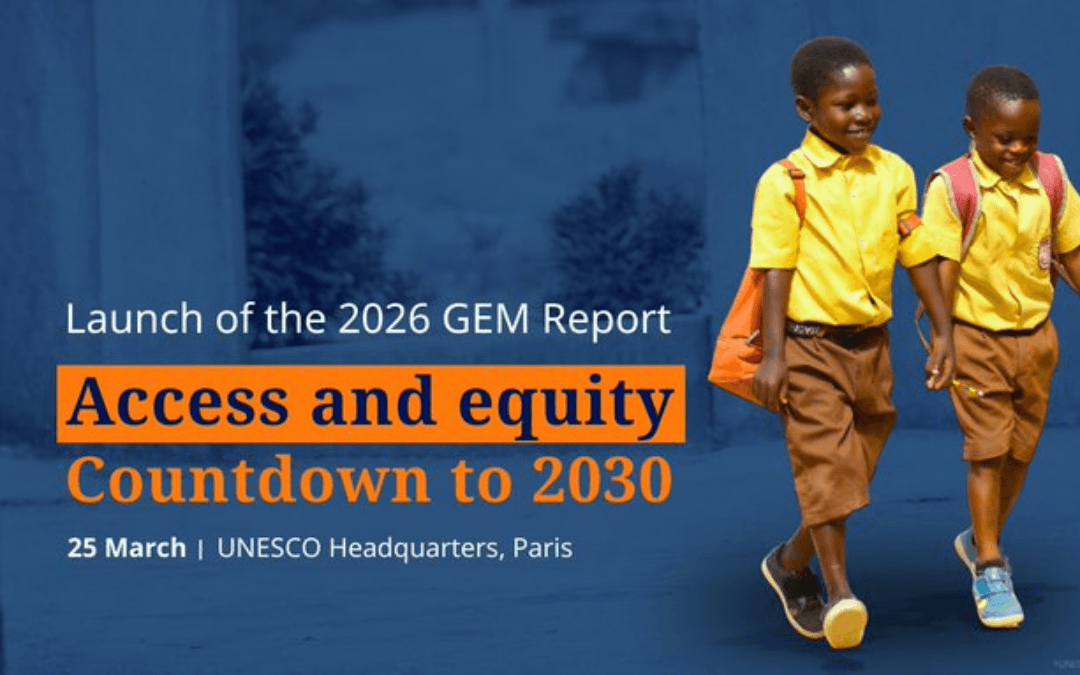 Pasica poročila GEM 2026, ki je prvo v trilogiji Odštevanje do leta 2030. Na njej sta dva temnopolta učenca.