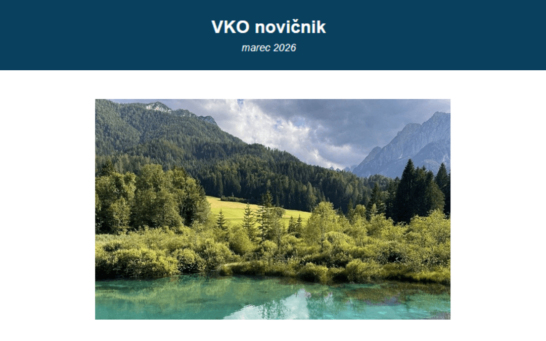 Naslovna slika VKO novičnika marec 2026, na kateri je jezero z gozdom v ozadju.