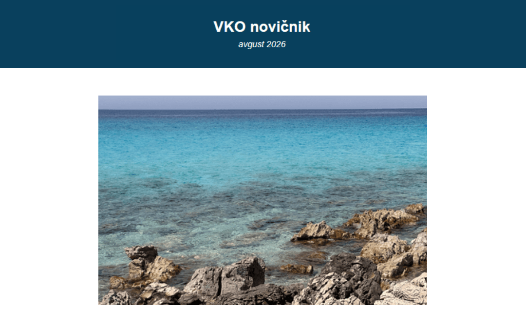 Naslovna slika VKO novičnika avgust 2026, na kateri je obala s sinje modrim morjem